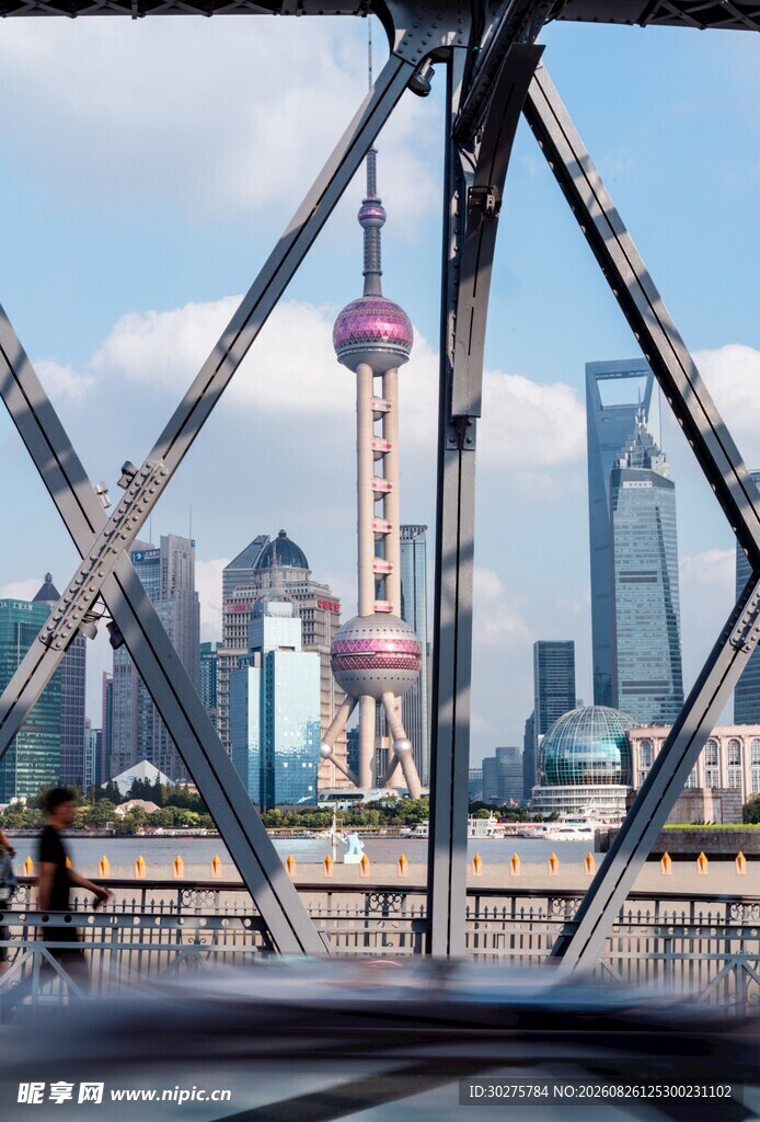 上海外滩桥梁视角城市景观