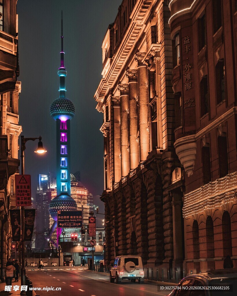 城市夜景中的古老建筑与塔楼