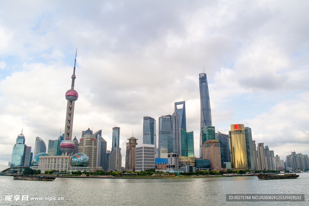 上海外滩繁华城市天际线