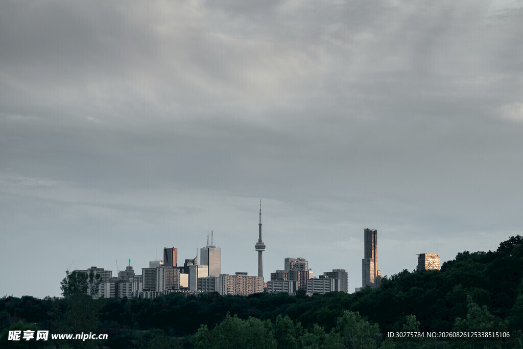 城市天际线与阴沉天空