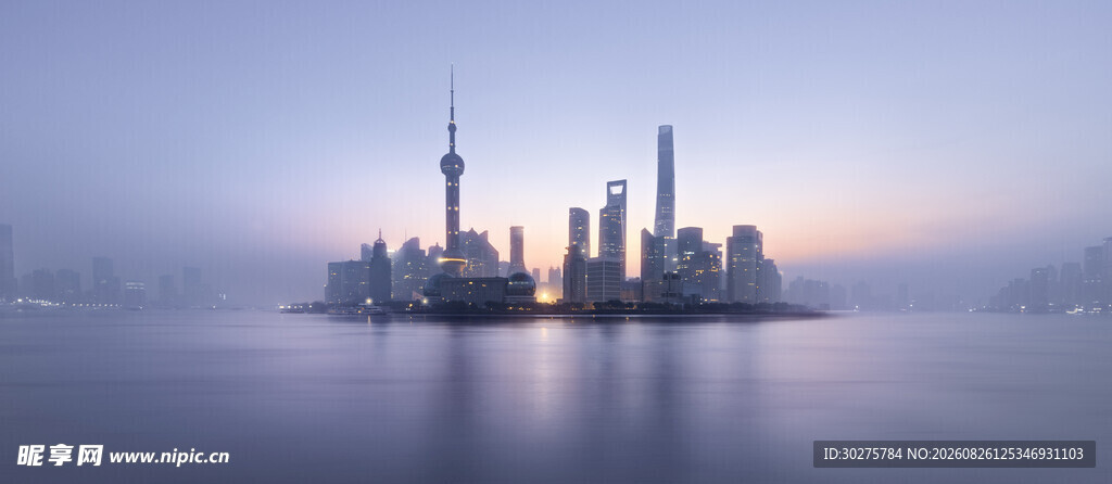 雾中城市天际线景观