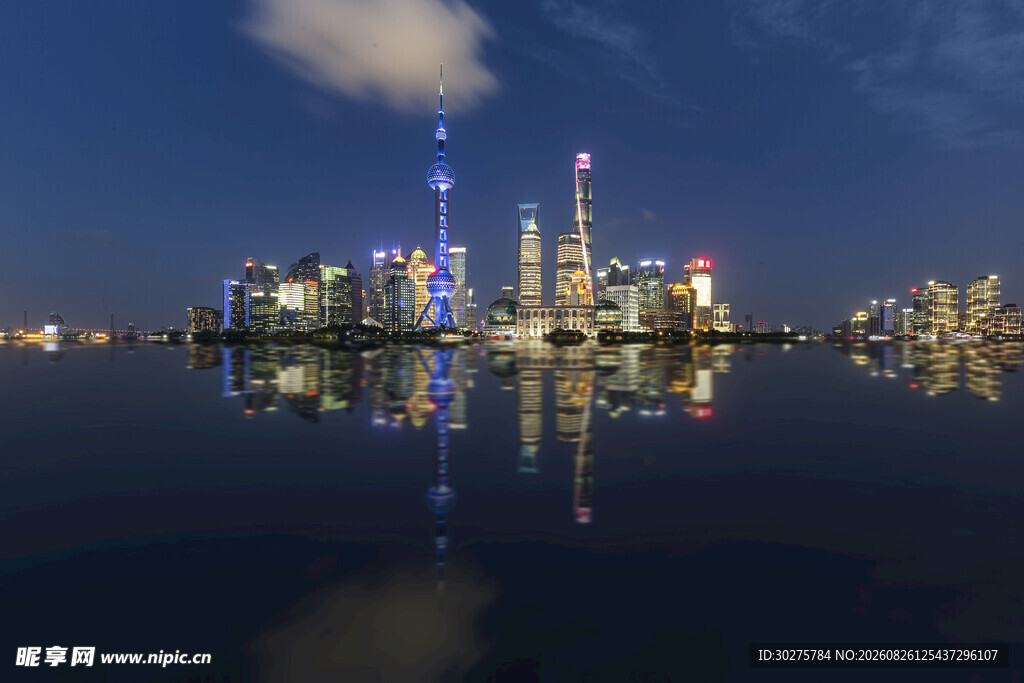 城市夜景璀璨灯光映水面