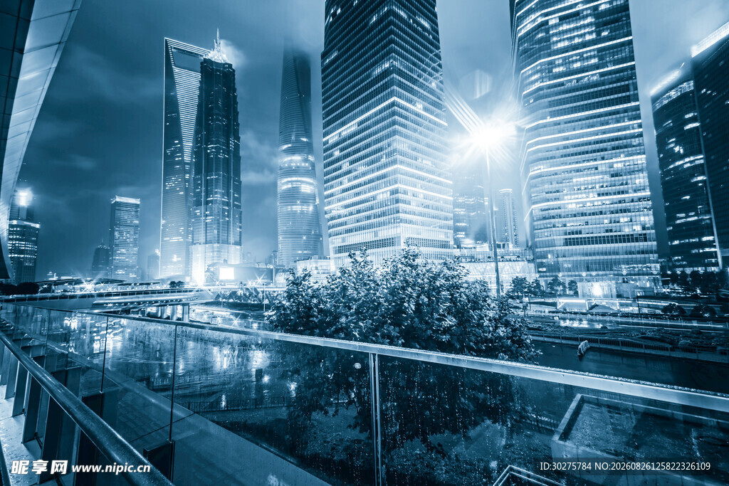 都市夜景下的璀璨高楼