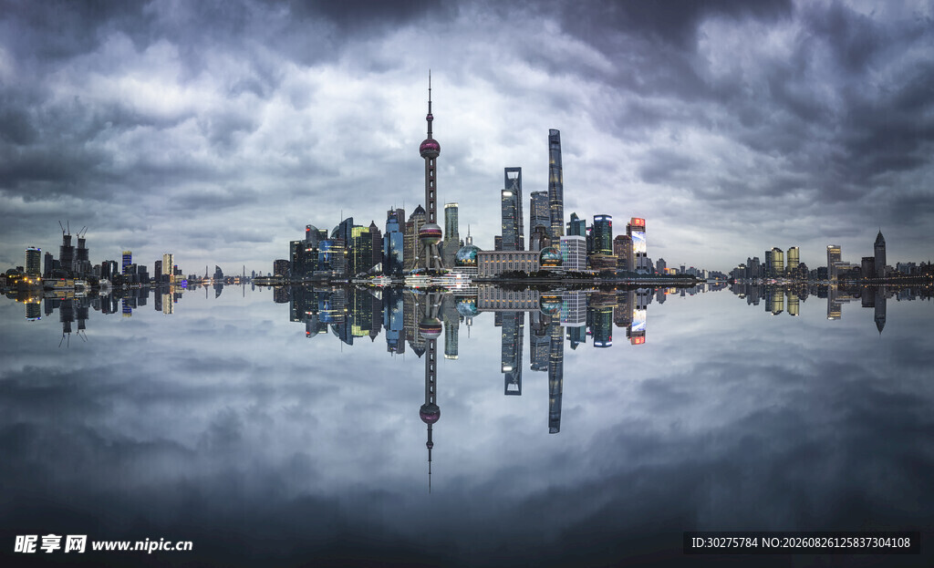 乌云下的城市天际线倒影