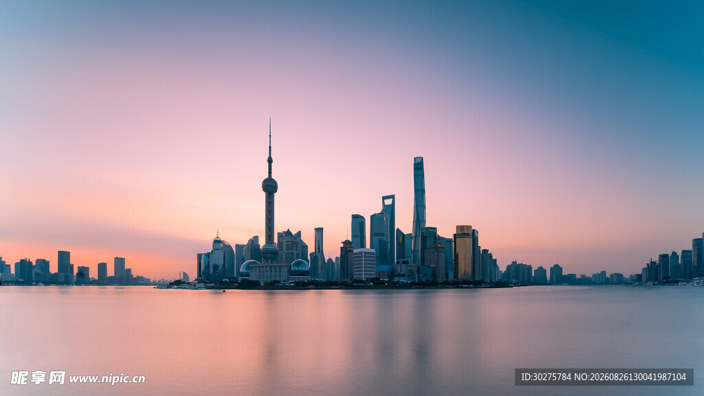 上海外滩绚丽城市天际线