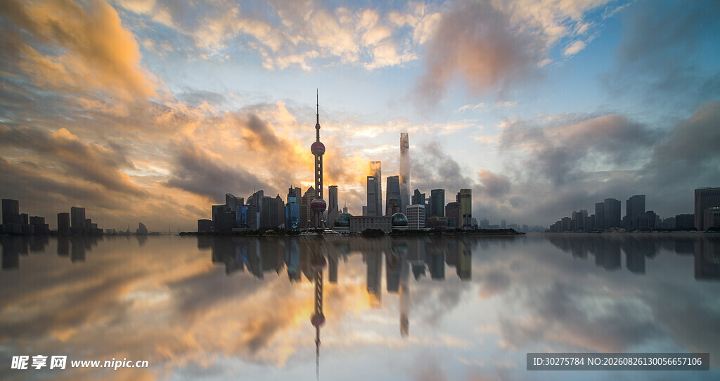 城市天际线与水面美丽倒影