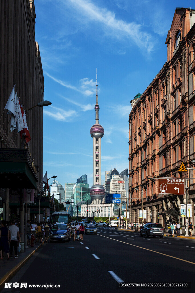 上海街道远眺东方明珠