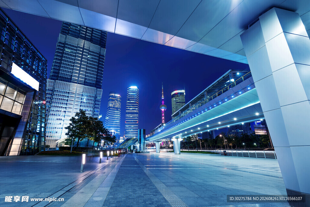 都市夜景下的现代建筑景观