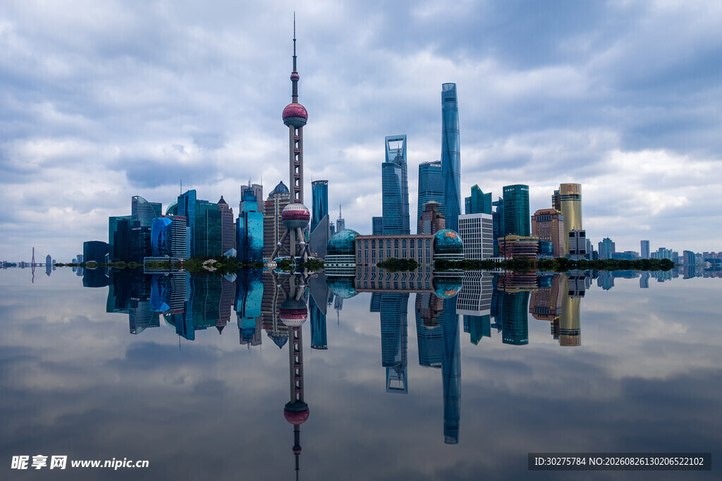 上海外滩天际线倒影美景