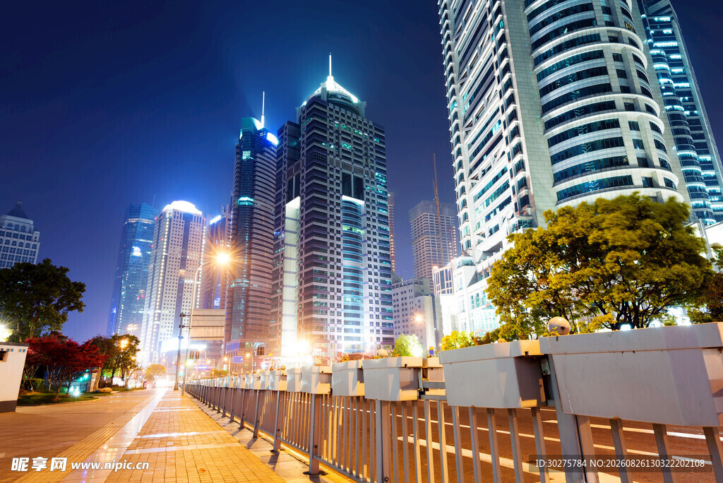 都市夜景中的高楼与道路