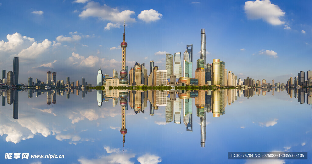 上海外滩城市天际线倒影