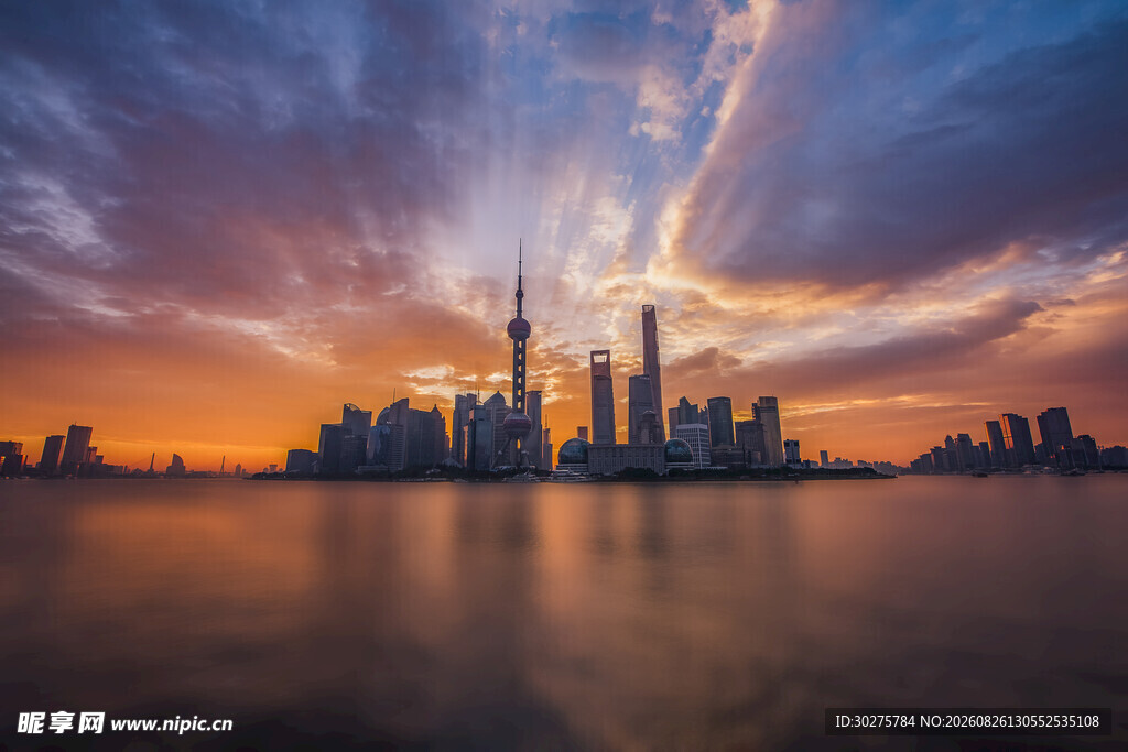 上海外滩绚丽日落天际线
