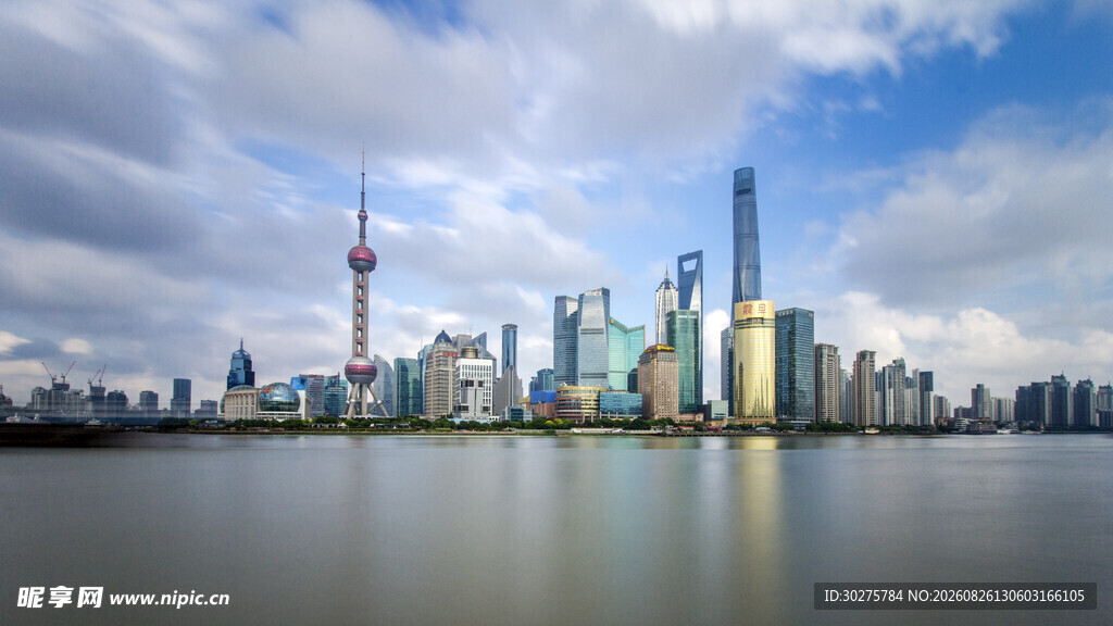 上海外滩繁华都市天际线