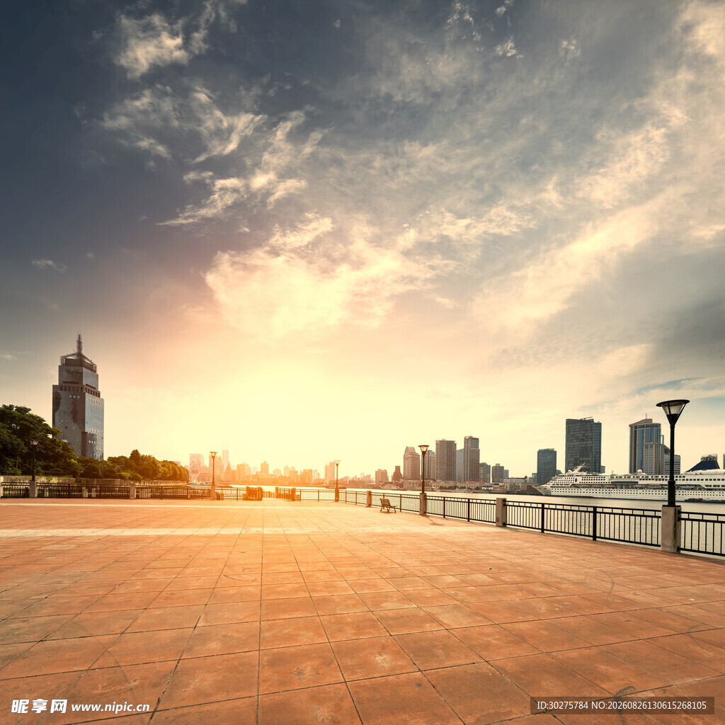 城市黄昏下的开阔广场美景