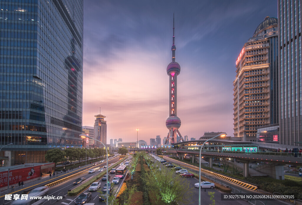 上海外滩繁华都市天际线