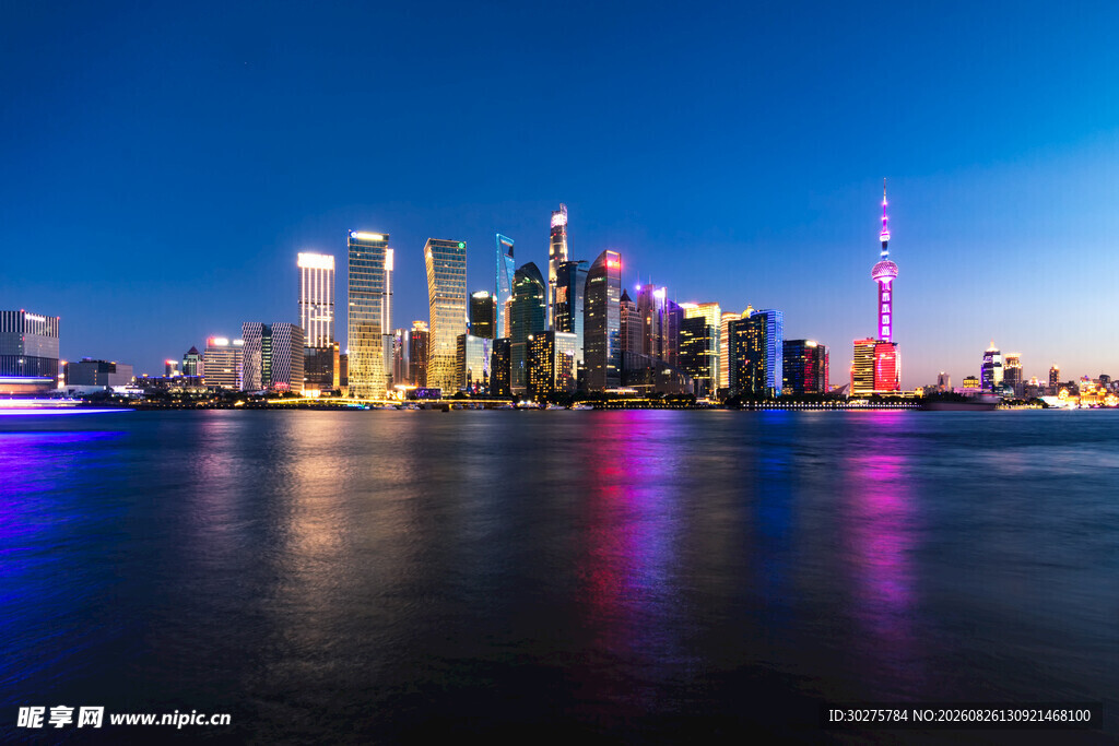 城市夜景璀璨的滨水天际线