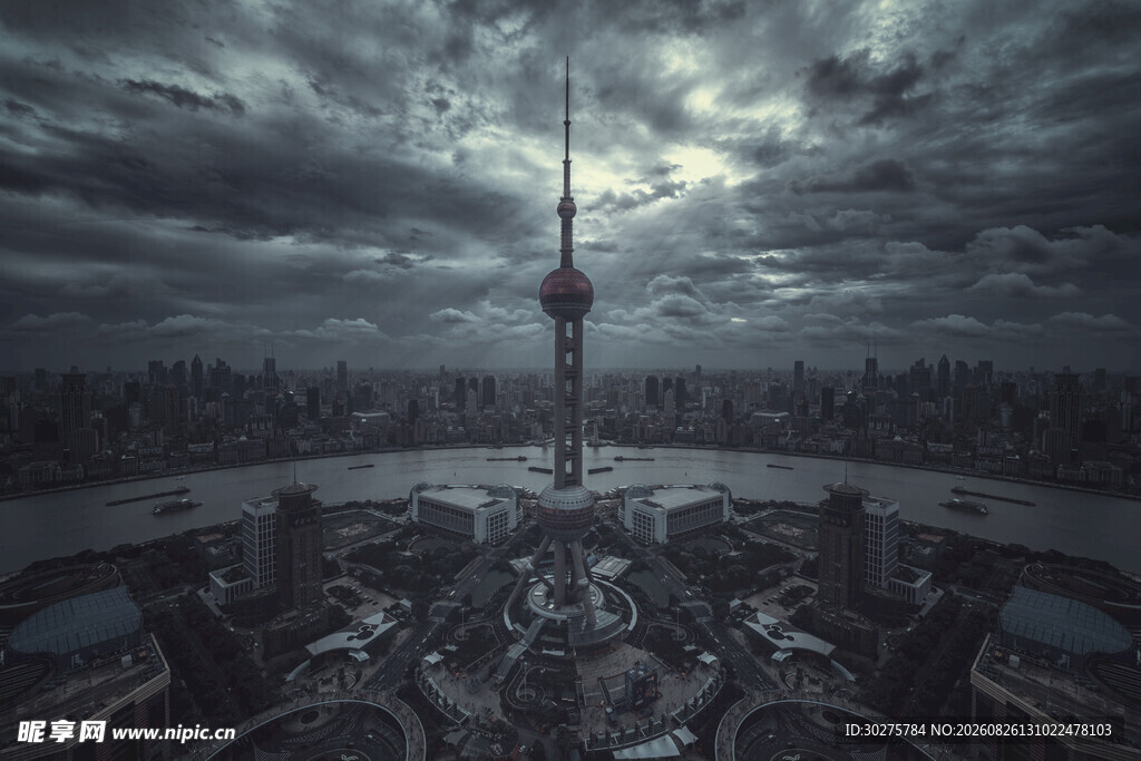 夜幕下的高塔与阴沉天空