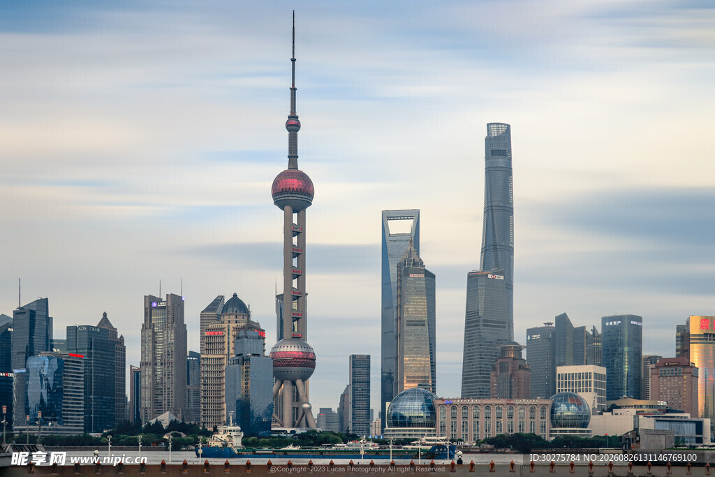 上海外滩现代都市天际线