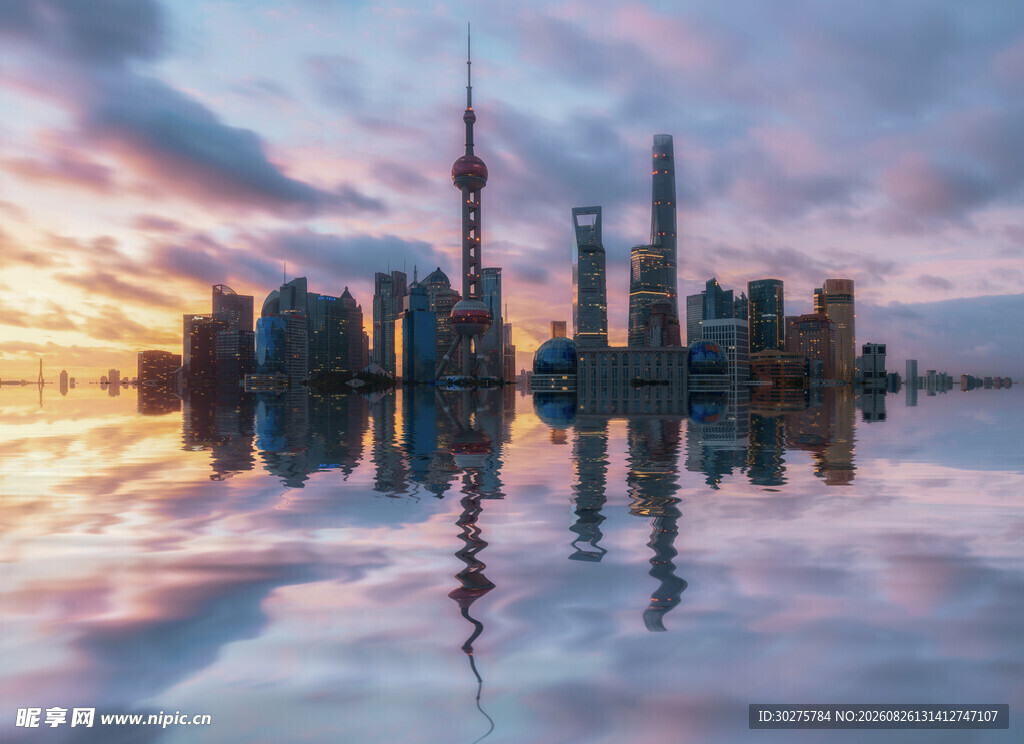 上海城市天际线美丽倒影