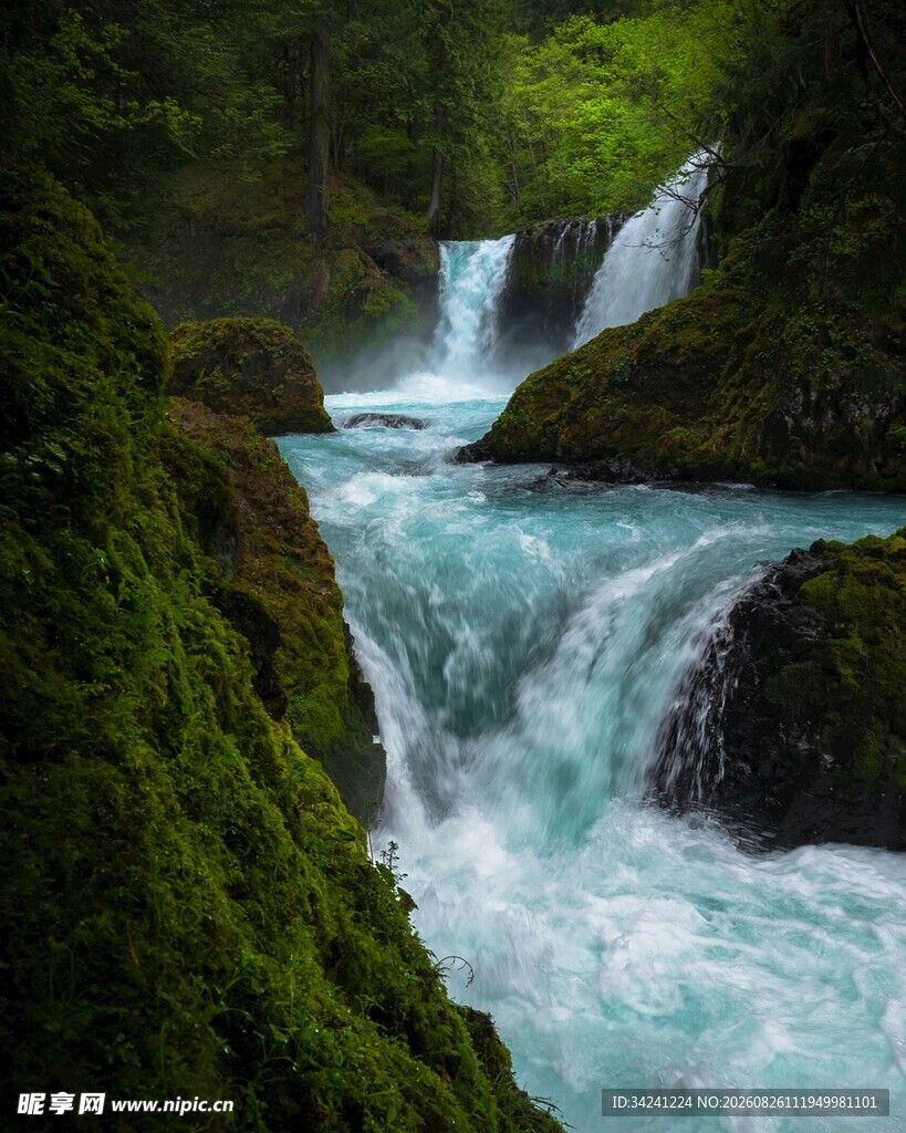 山间翠绿瀑布流水美景