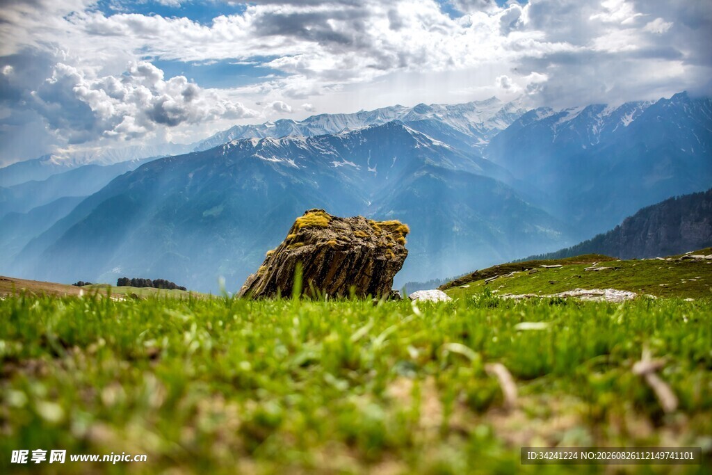 山间草垛邂逅自然美景