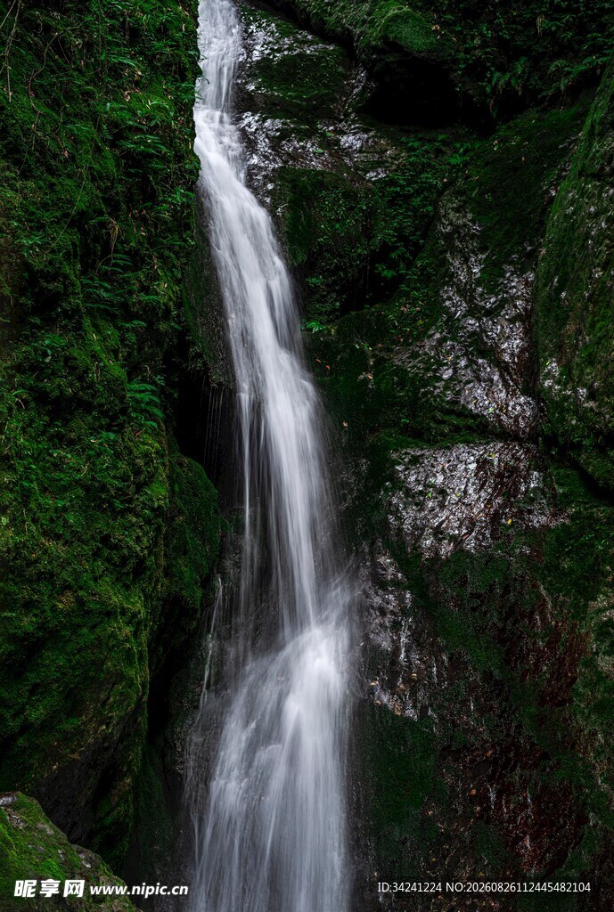 山间瀑布绿意环绕之景