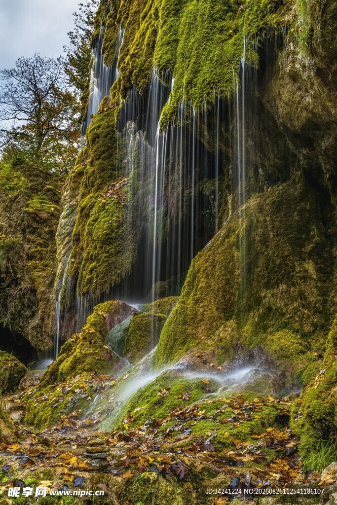 山间苔藓瀑布秋景图