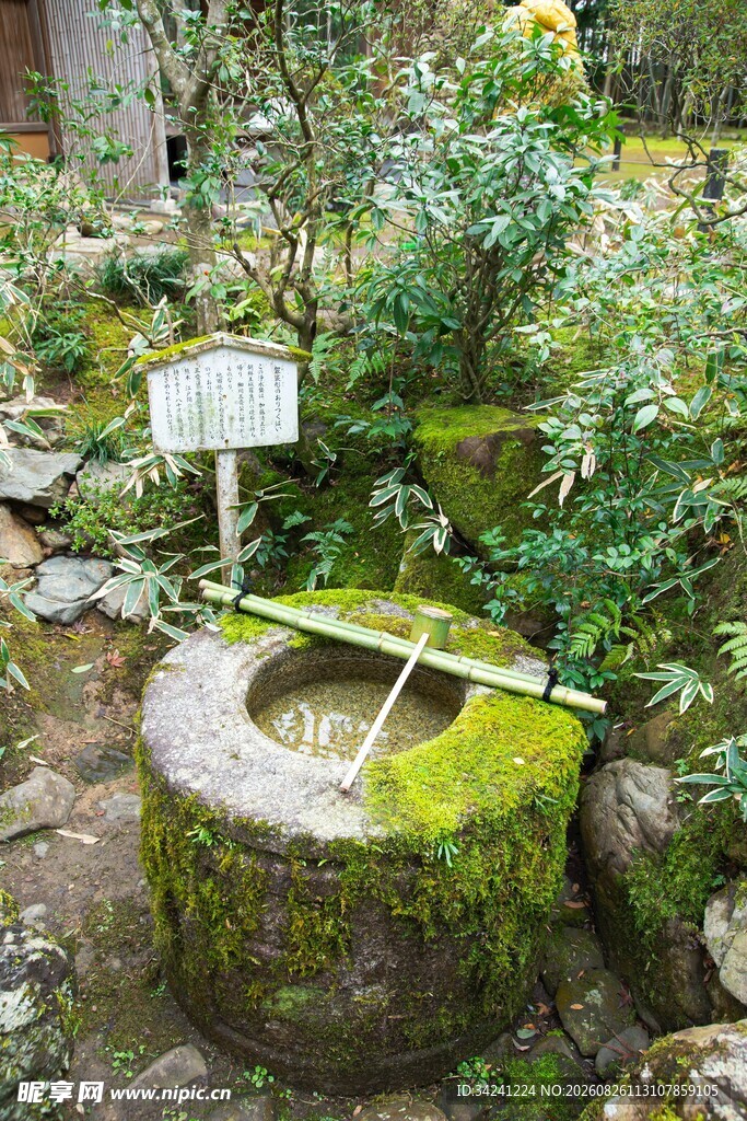 古老苔藓覆盖的石磨