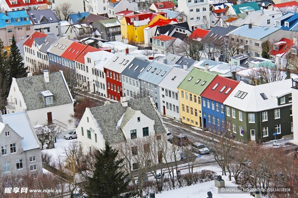 雪中多彩小镇风光