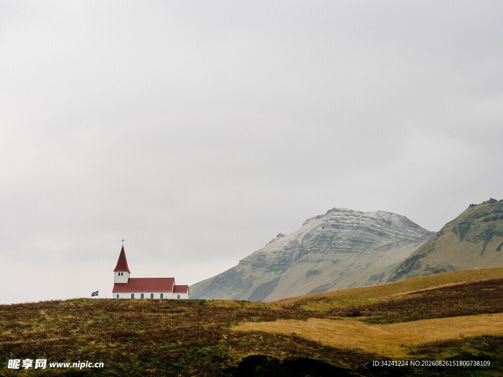 山间红顶小屋静谧美景