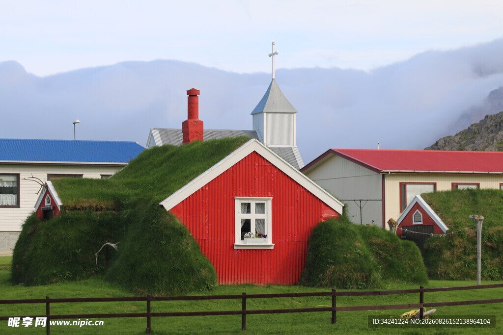 红顶草皮小屋的乡村景致