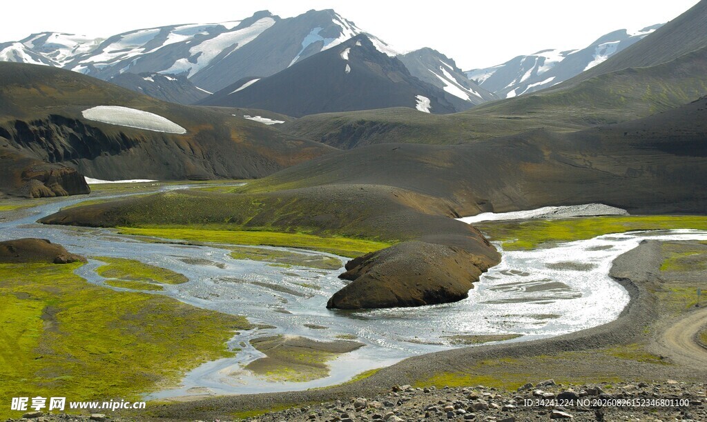 高山下的美丽河谷湿地