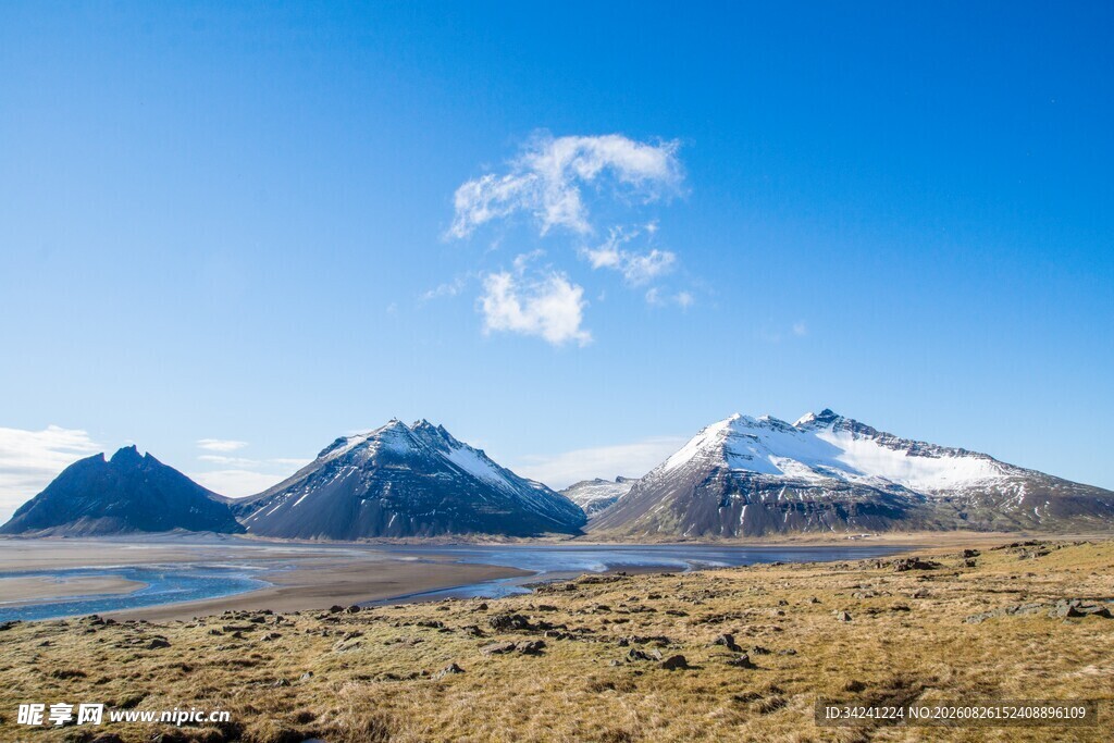 壮丽雪山下的开阔景观