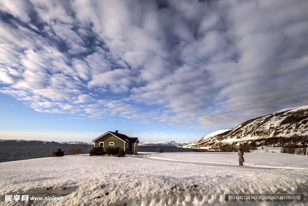 雪野中的小屋与开阔天空