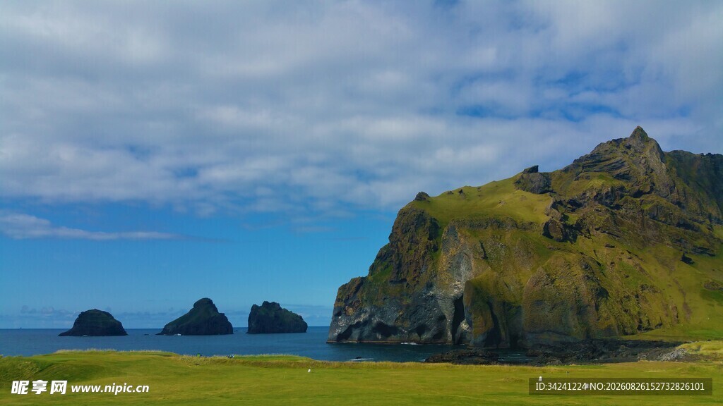 海岸边的壮丽山峦景观