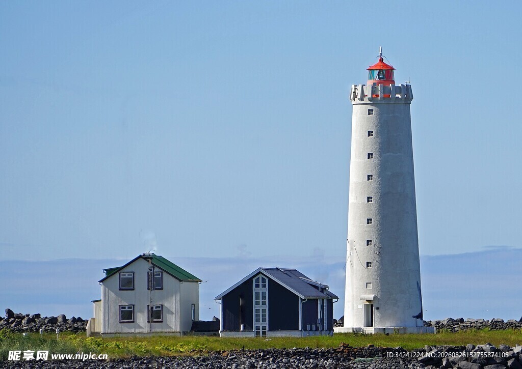海边灯塔与小屋风景