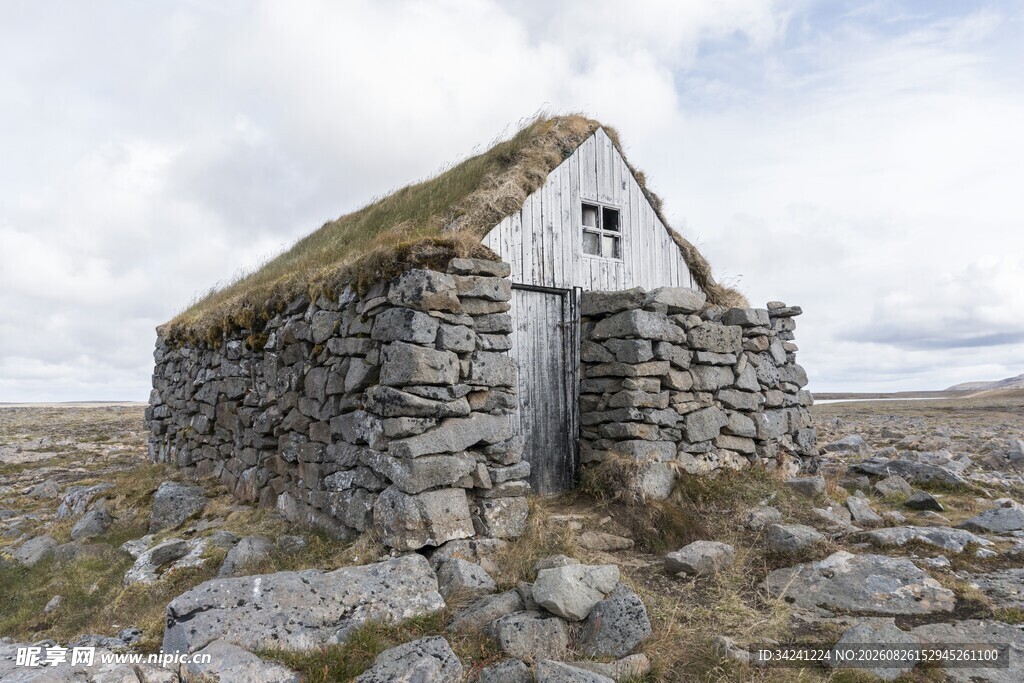 石砌小屋顶覆绿苔