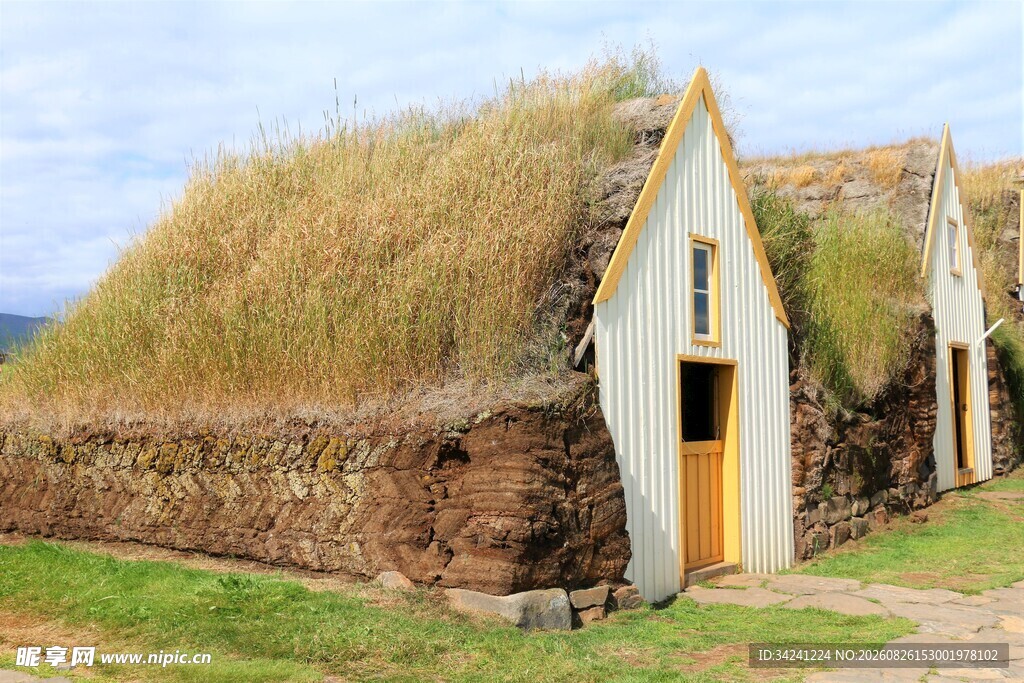 草顶小屋田园静谧景致