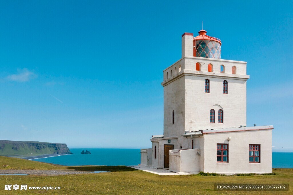 海边白色灯塔风景