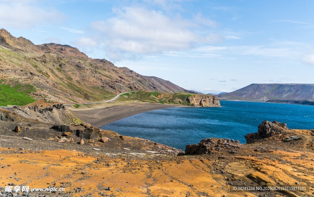 海岸风光蓝水与褐岩美景