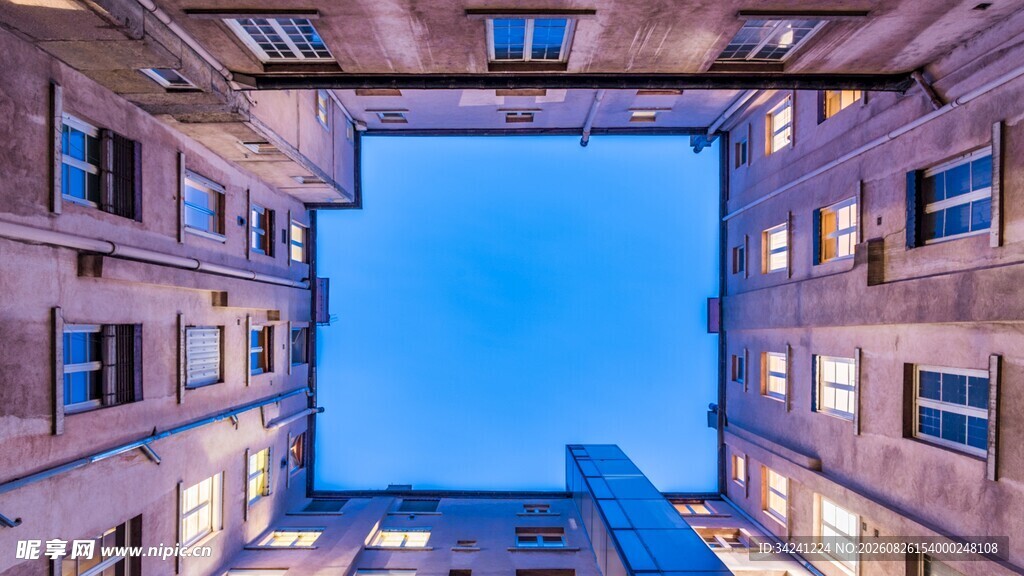 仰视城市建筑间的天空