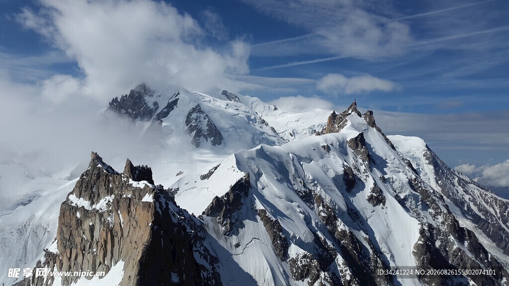 巍峨雪山壮丽景致