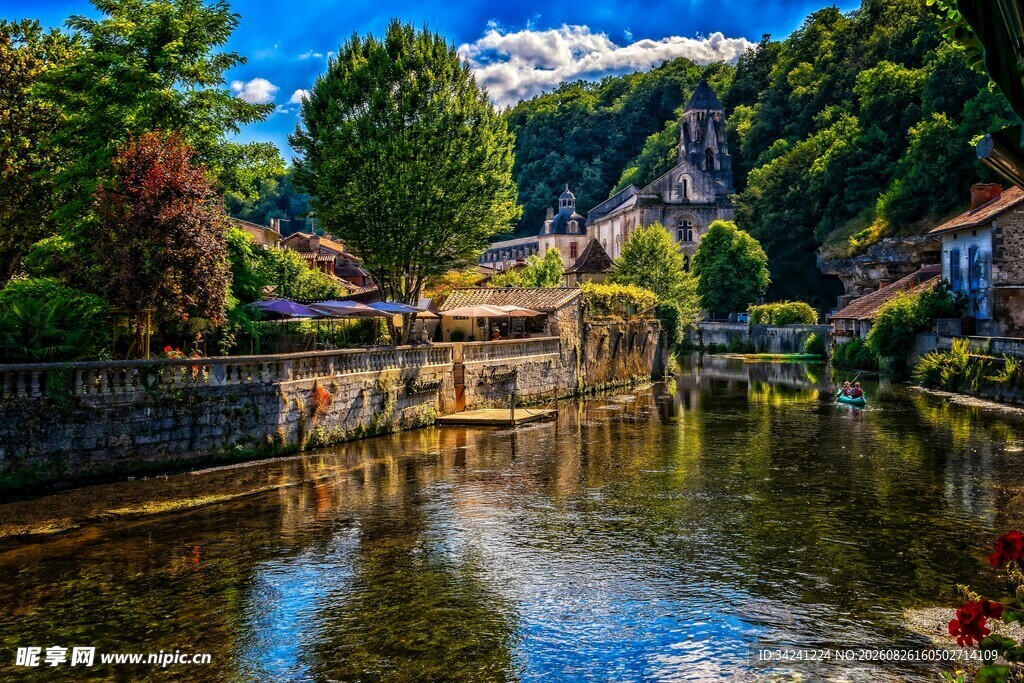 河畔小镇美景