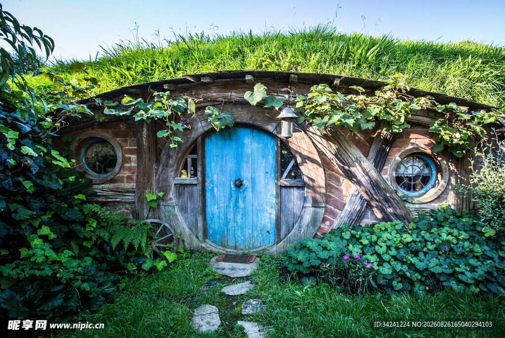 童话风绿顶蓝门小屋