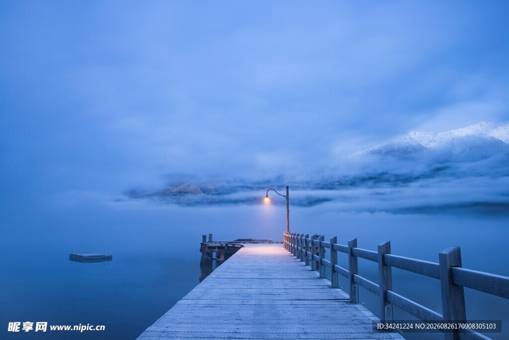 海边栈桥夜景静谧美好