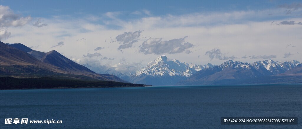 壮丽雪山与开阔湖景风光
