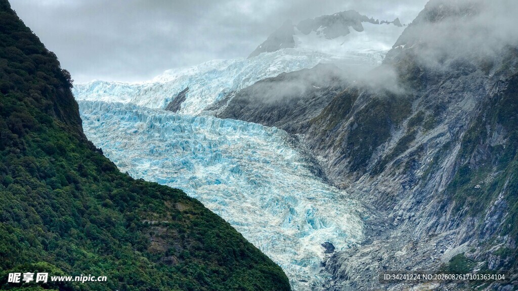壮丽冰川与山峦景观