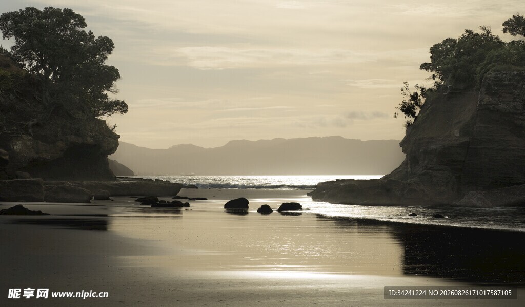 黄昏河畔静谧风景