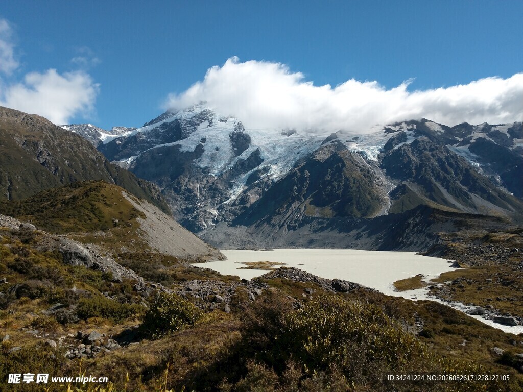 壮丽雪山下的山谷风光