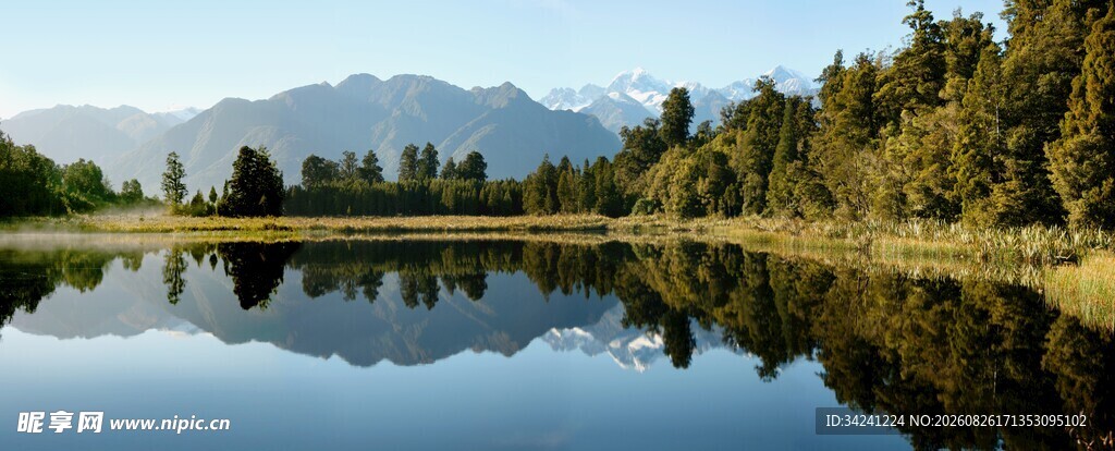 宁静湖畔山林倒影美景